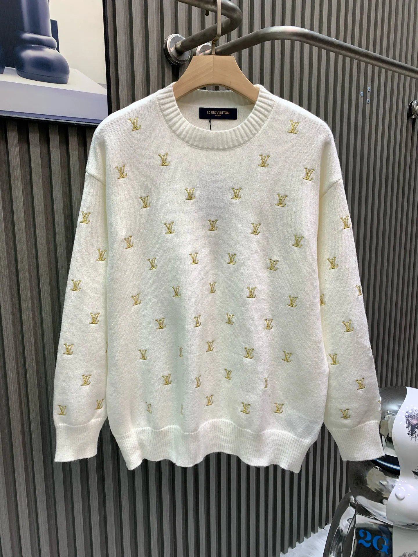 🅿️370 🀄️ Louis Vuitton Louis Vuitton 1*v full logo small embroidered round neck sweater. Originally purchased after 15,000. Fei Dong co-branded series. Fixed color and dyed sheep wool material. 7S special custom-woven and dyed yarn. Hanging wool tissue woven piece. Made of sheep wool material knitted piece. The texture of the fabric is clear and rich. The whole piece is made with full embroidery technology. There are about 168 small embroideries. The embroidery uses fixed-dyed matte embroidery thread on the board and the stitch embroidery process. The pattern is embroidered with thousands of Tajima machine needles. The fine stitching method is dense and ultra-high density without revealing white. The pattern is clear and the lines and three-dimensional sense are strong to enrich the overall picture space. Special cotton wool material is washed and treated. The elastic fiber of sheep wool gives the fabric a high degree of resilience, allowing the clothes to maintain a lasting freshness and durability. Due to its fiber structure and special scale structure, sheep wool also has excellent warmth retention properties and anti-wrinkle properties. Keeps you warm and looks stylish